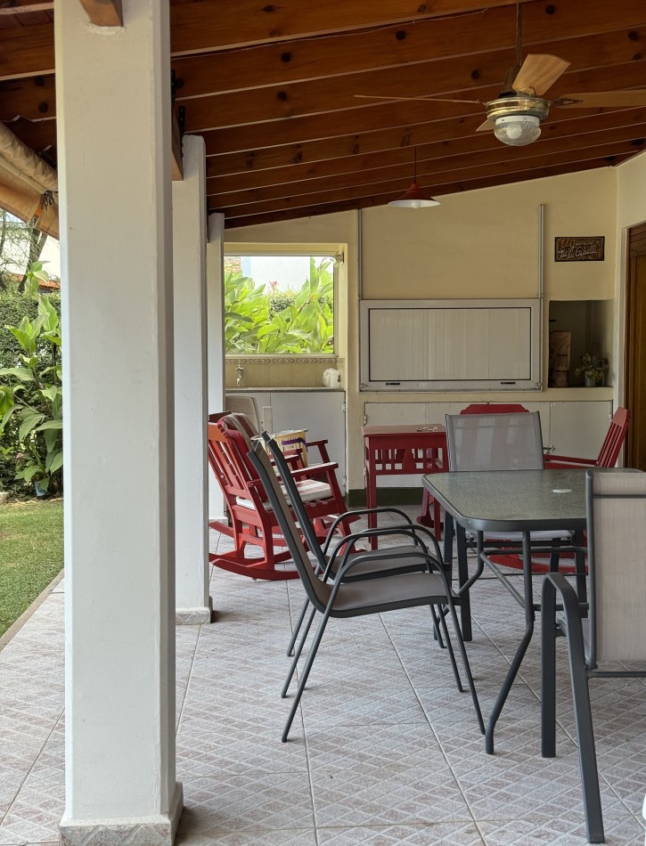 CASA CON BAJADA DIRECTA AL LAGO