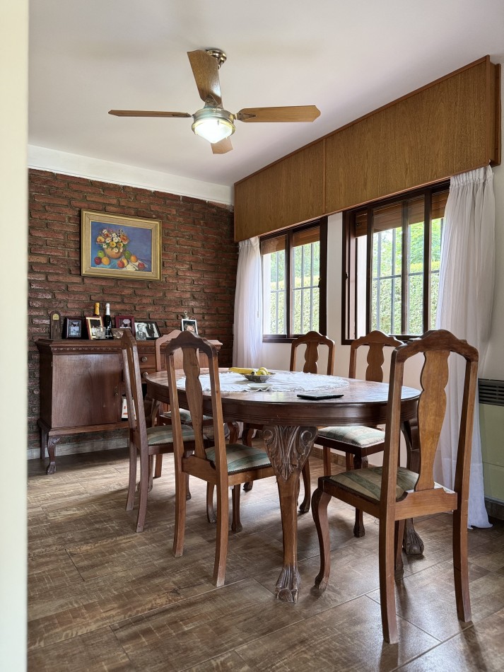 CASA CON BAJADA DIRECTA AL LAGO