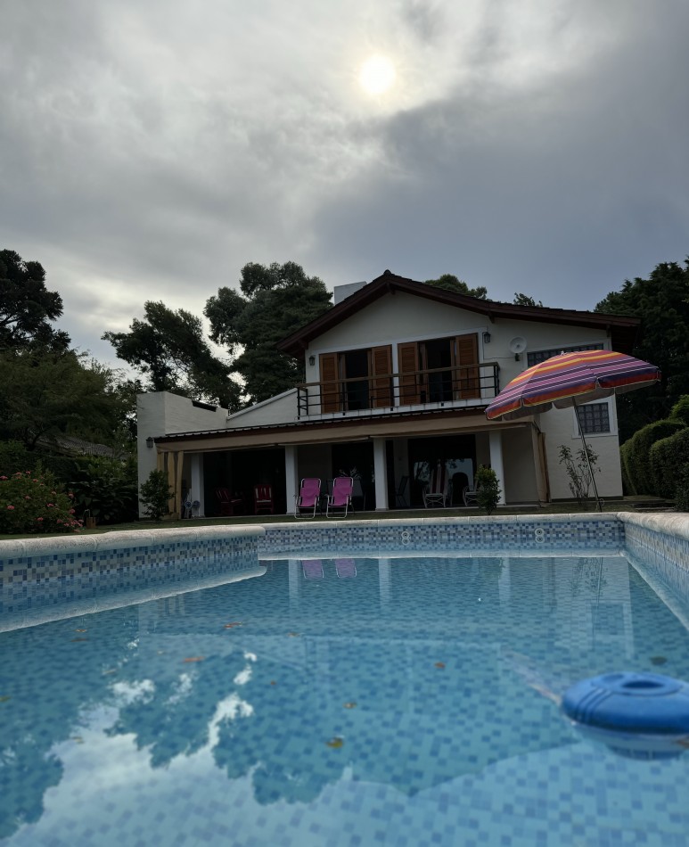 CASA CON BAJADA DIRECTA AL LAGO