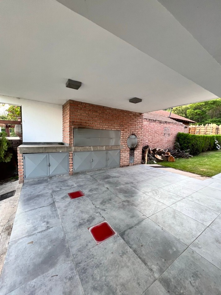 CASA EN EMBALSINA CON BAJADA DIRECTA AL LAGO