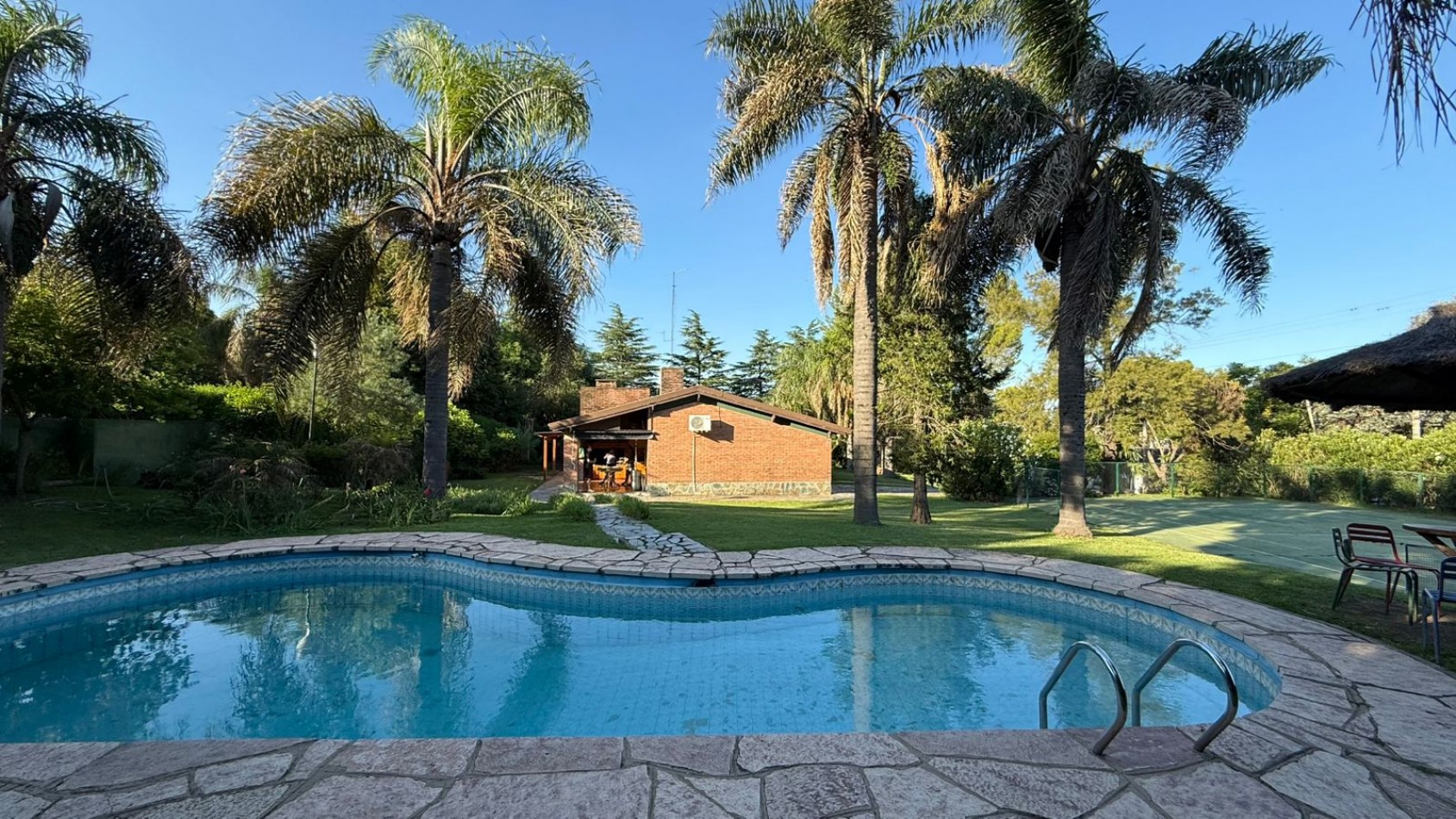 CASA A UNA CUADRA DEL LAGO 