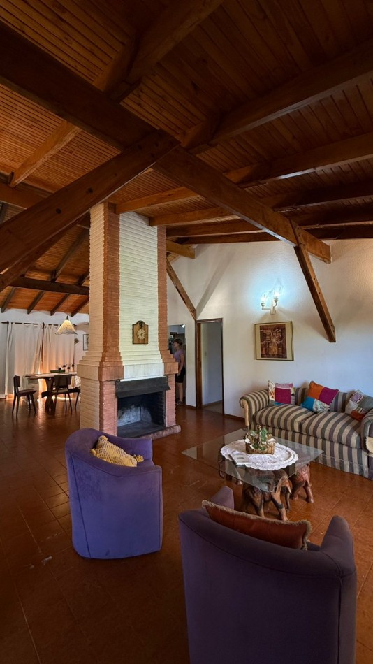 CASA A UNA CUADRA DEL LAGO 