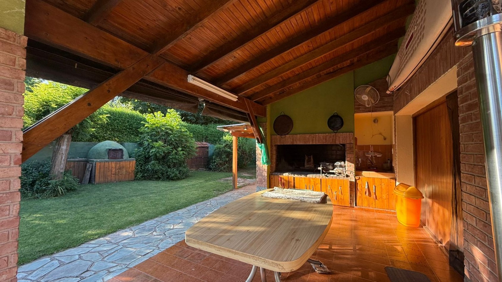 CASA A UNA CUADRA DEL LAGO 