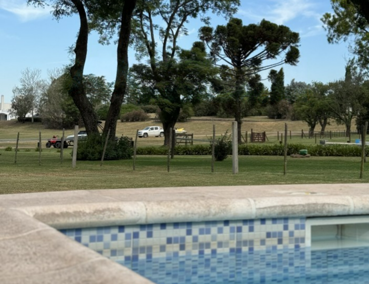 CASA CON BAJADA DIRECTA AL LAGO